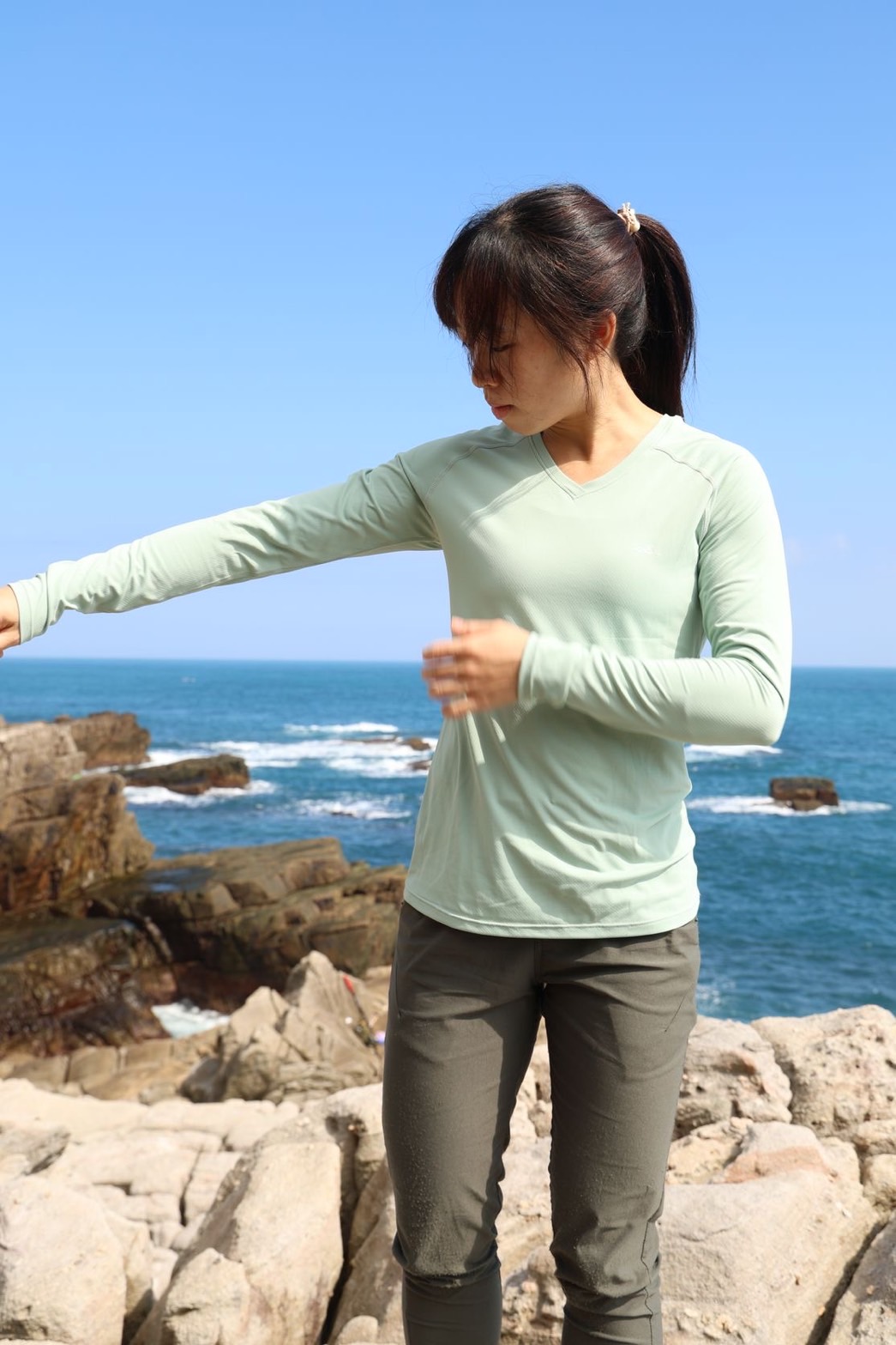 25/26 四季BSY Feather女款防蚊排汗V領長袖